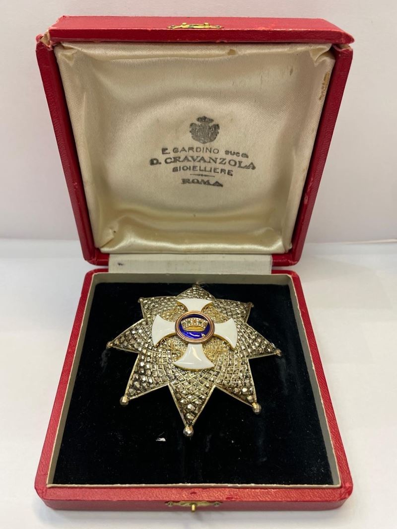 Spilla da cerimonia a forma di stella, in argento titolo 925 con brillantini e stemma Savoia in s...