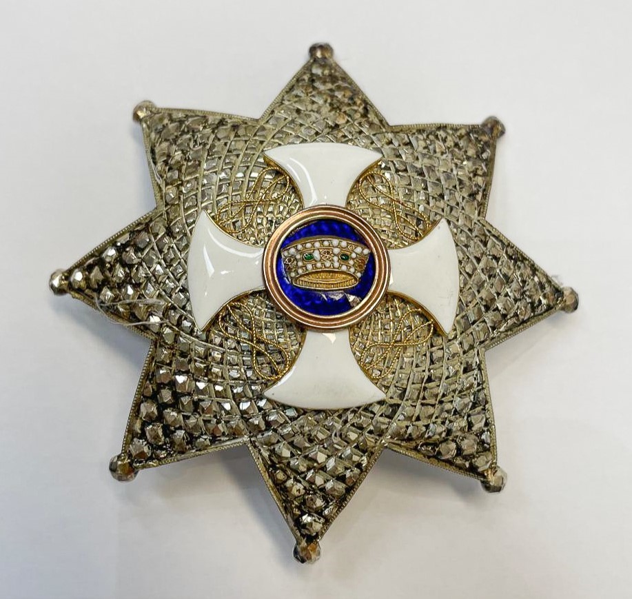 Spilla da cerimonia a forma di stella, in argento titolo 925 con brillantini e stemma Savoia in s...