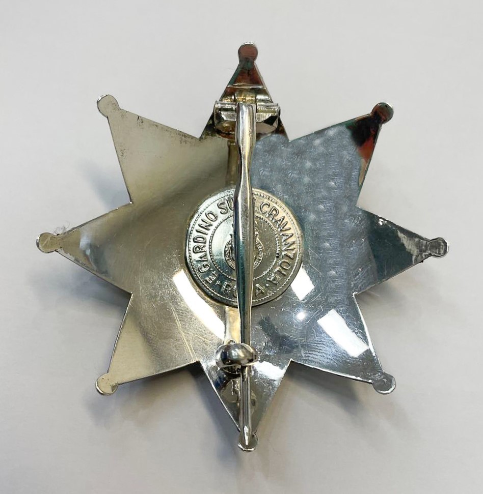 Spilla da cerimonia a forma di stella, in argento titolo 925 con brillantini e stemma Savoia in s...