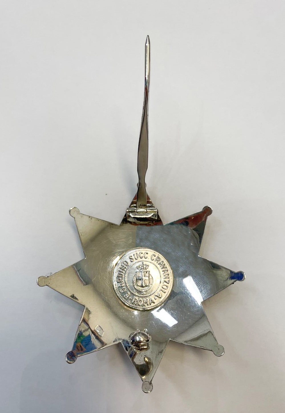 Spilla da cerimonia a forma di stella, in argento titolo 925 con brillantini e stemma Savoia in s...