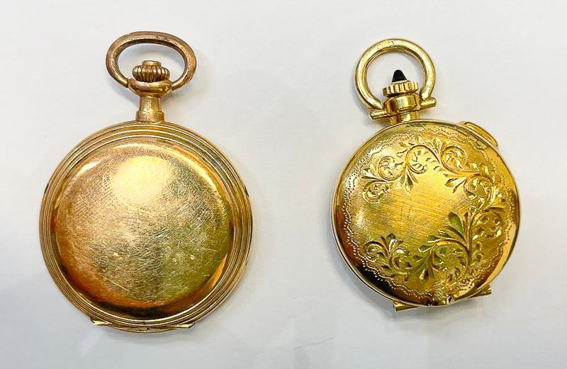 Lotto di due piccoli orologi da spilla in oro, di cui uno 14kt e uno 18kt, meccanismo a doppia ca...