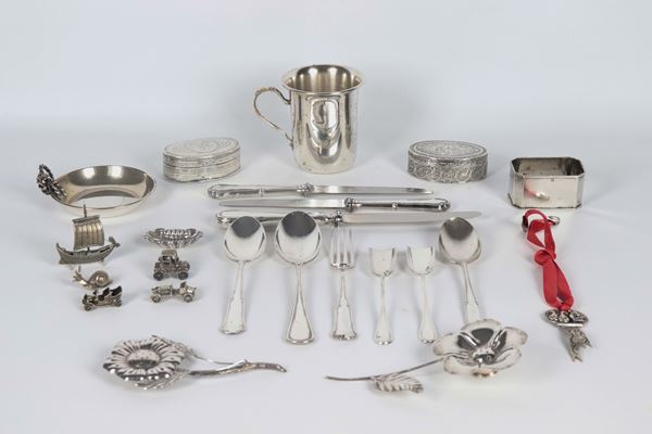 Lot of 23 small objects in chiseled and embossed silver: jug, two snuffboxes, strainers, cutlery etc., 680g