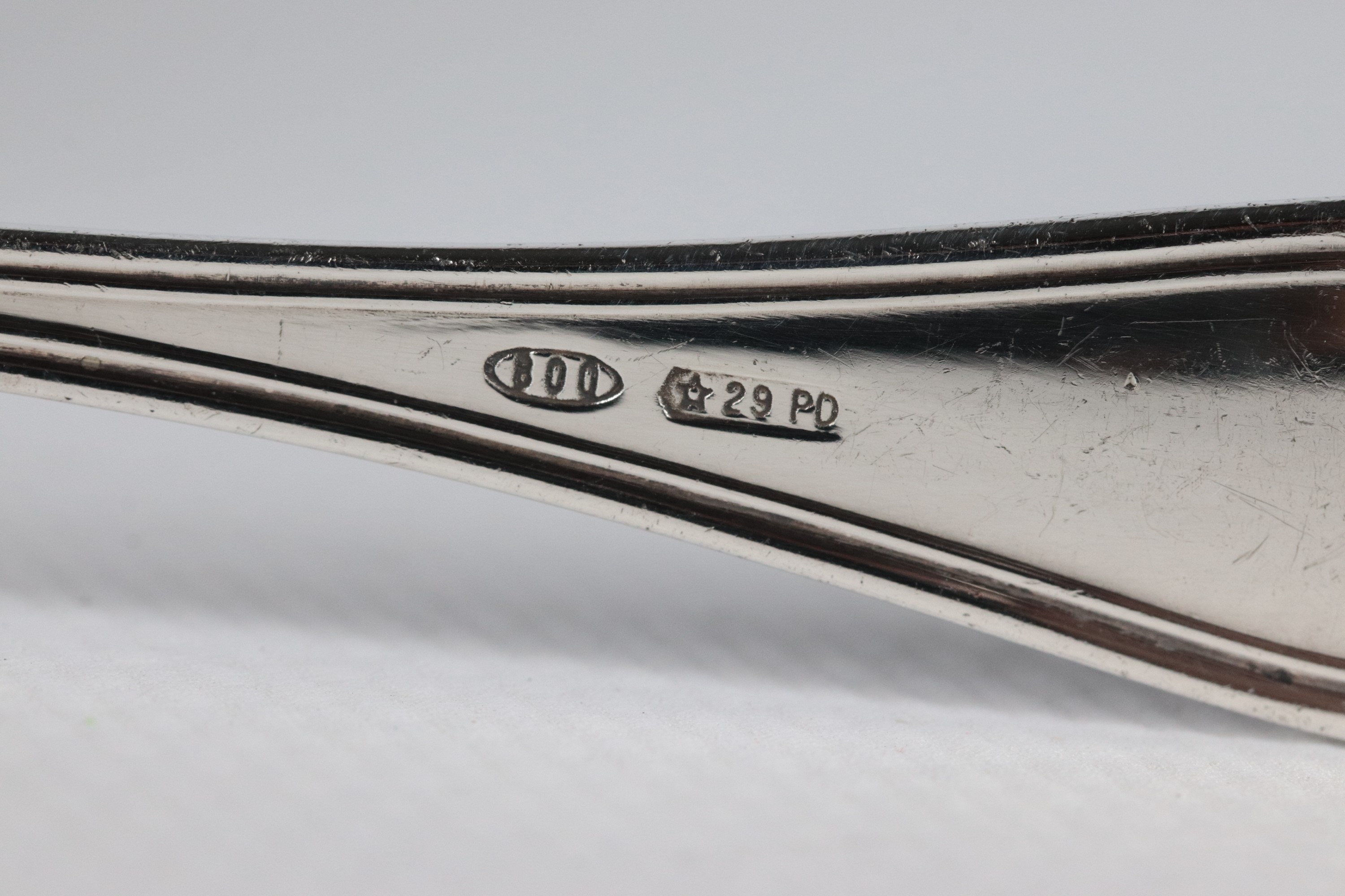 Lotto in argento cesellato e sbalzato di 23 piccoli oggetti: boccalino, due tabacchiere, passini,...