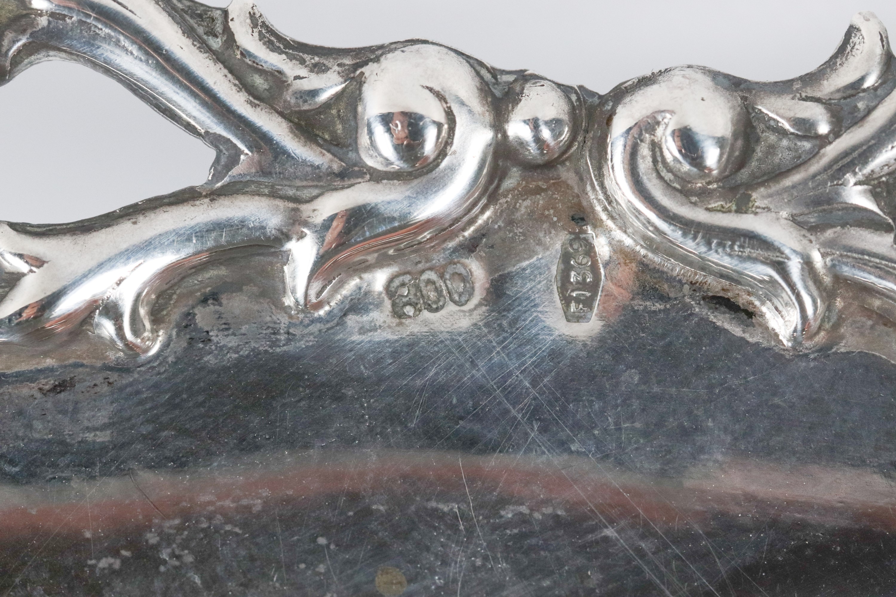 Centrotavola tondo in argento, on bordo cesellato, sbalzato e traforato, sorretto da tre piedini ...