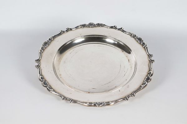 Round silver centrepiece with curved edge, chiseled and embossed with scroll and shell motifs, marked Frugoni, gr. 420