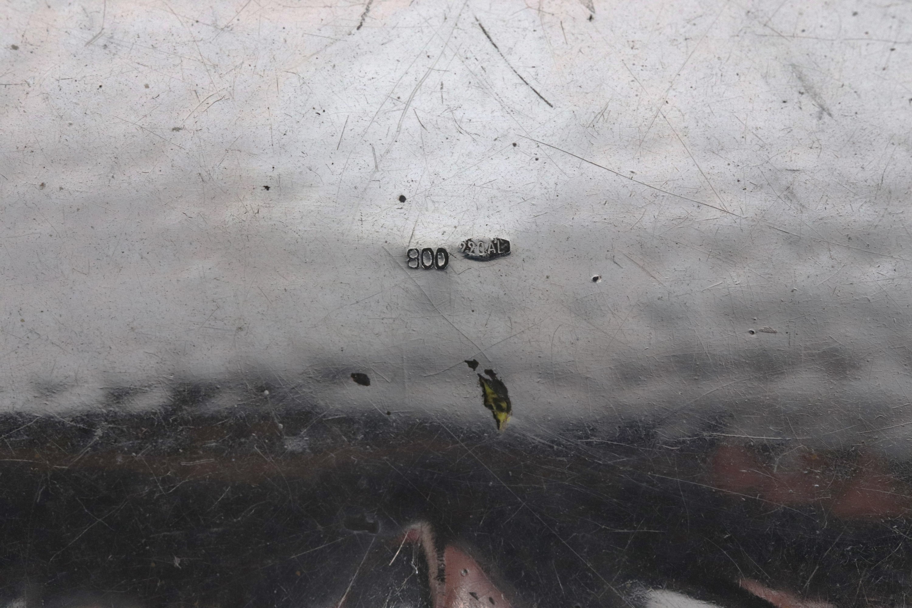 Centrotavola a barchetta in argento cesellato e sbalzato, con bordo centinato e sorretto da quatt...