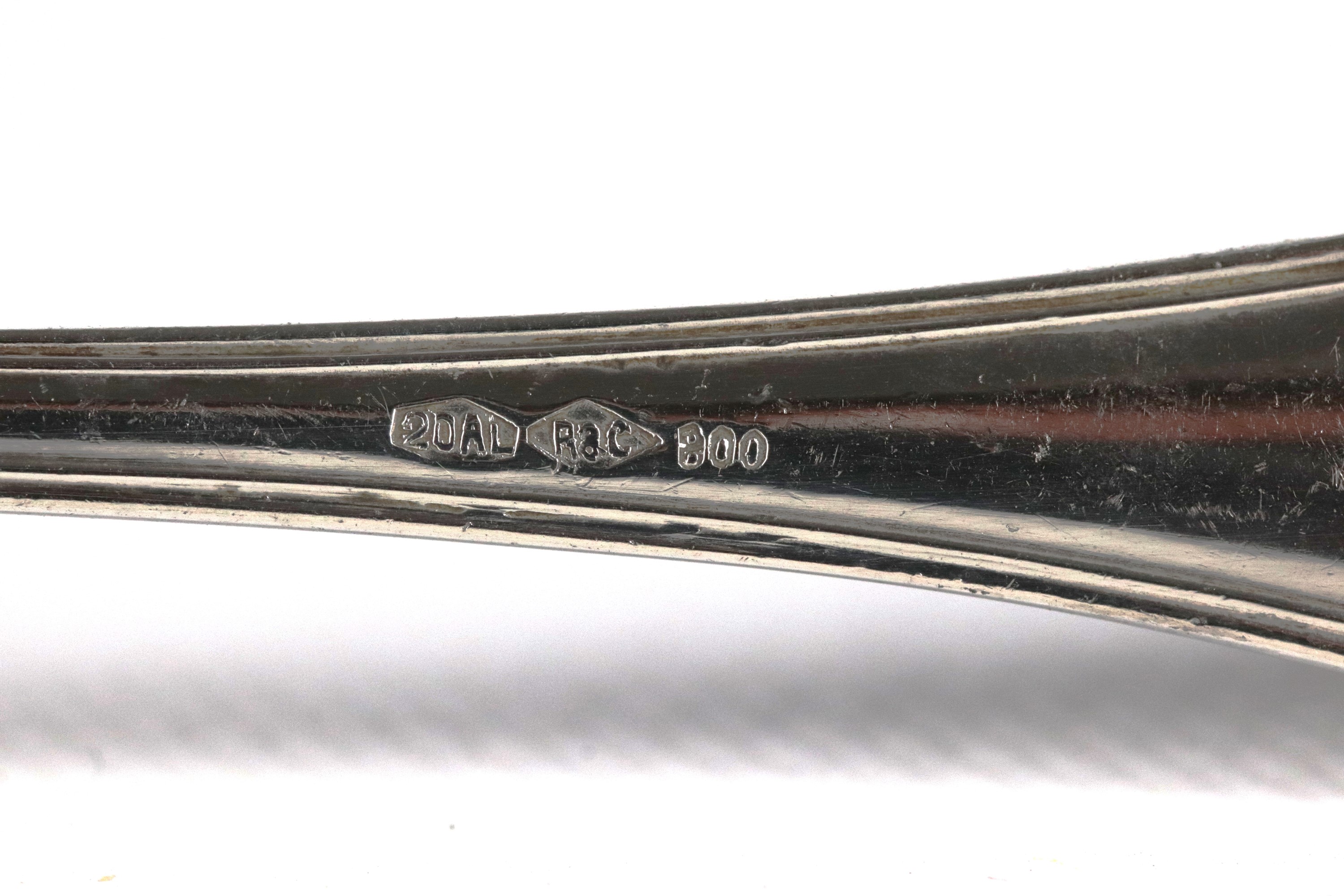 Zuccheriera in argento a forma di anfora con sei cucchiaini, sorretta da tre piccole sculture di ...