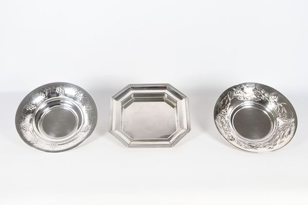 Lot of two round and one octagonal centrepieces in chiseled and embossed silver (3 pcs.), 790 gr.
