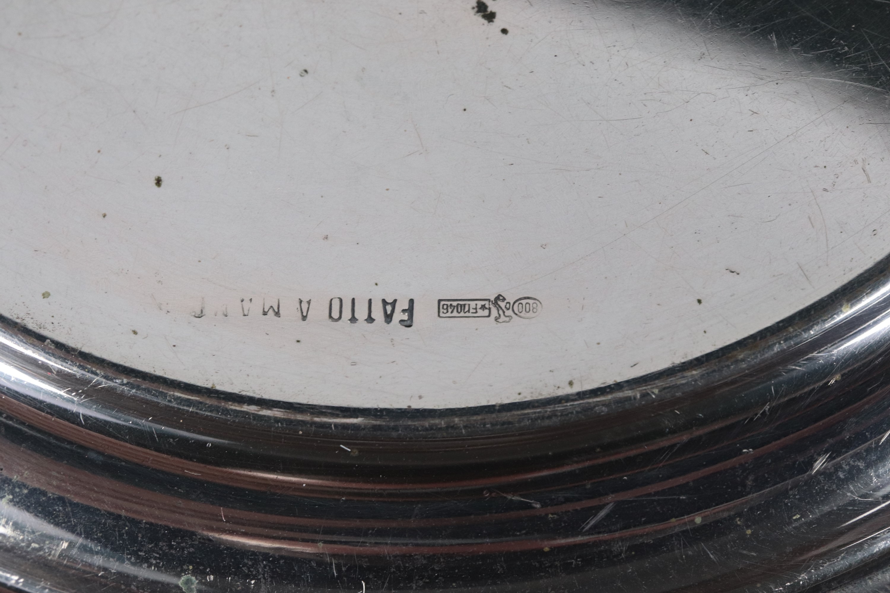 Lotto in argento cesellato e sbalzato di due centrotavola tondi e uno ottagonale (3 pz.), gr. 790