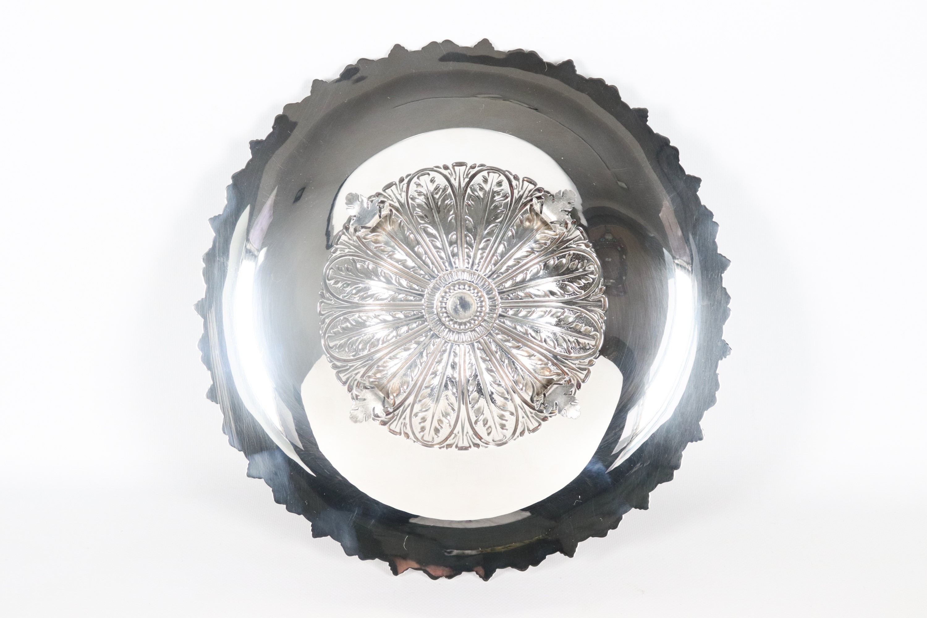 Fruttiera tonda in argento con bordo cesellato e sbalzato a motivi di conchiglie, fondo interno s...