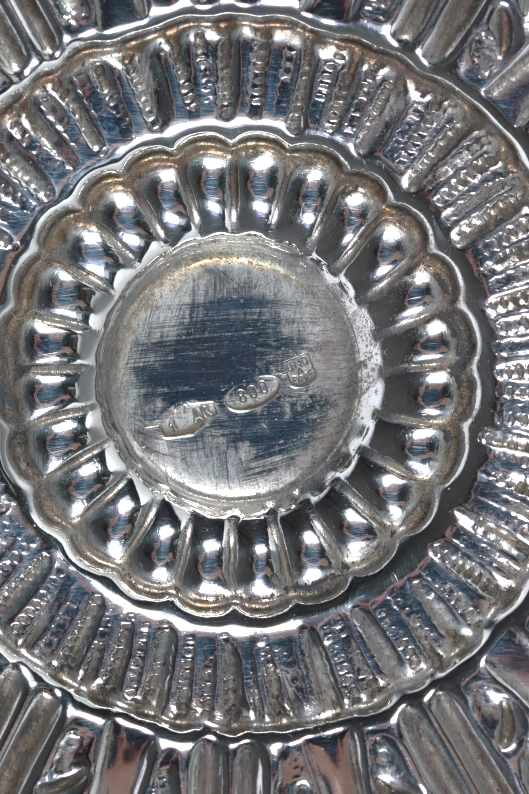 Fruttiera tonda in argento con bordo cesellato e sbalzato a motivi di conchiglie, fondo interno s...