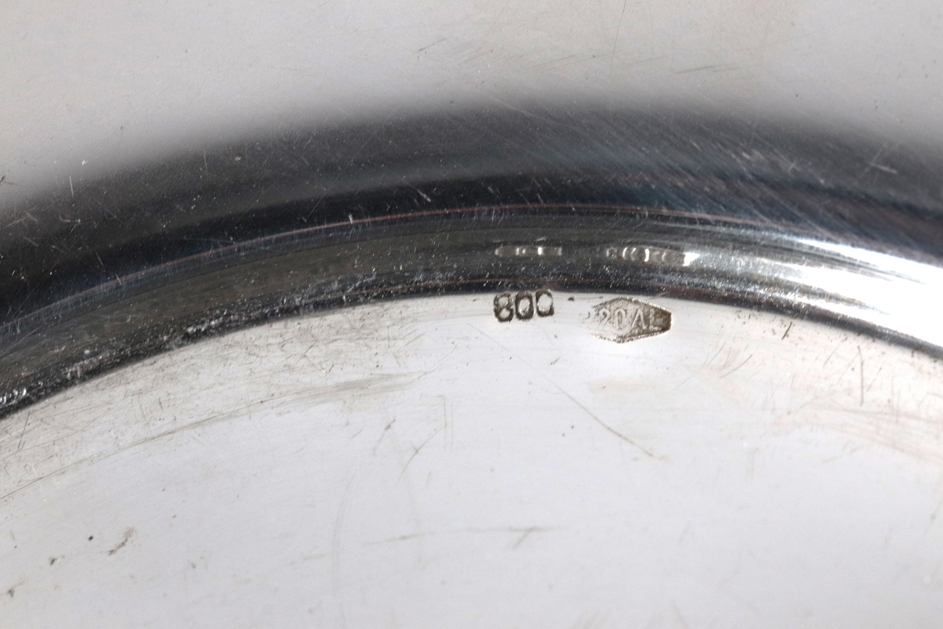 Brocca in argento con sottopiatto, cesellata e sbalzata con applicazioni di pietre rosse, gr. 540