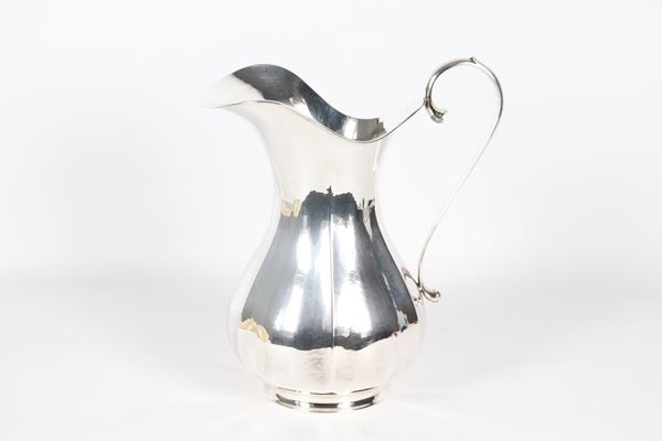 Hand-worked hammered silver jug, gr. 670