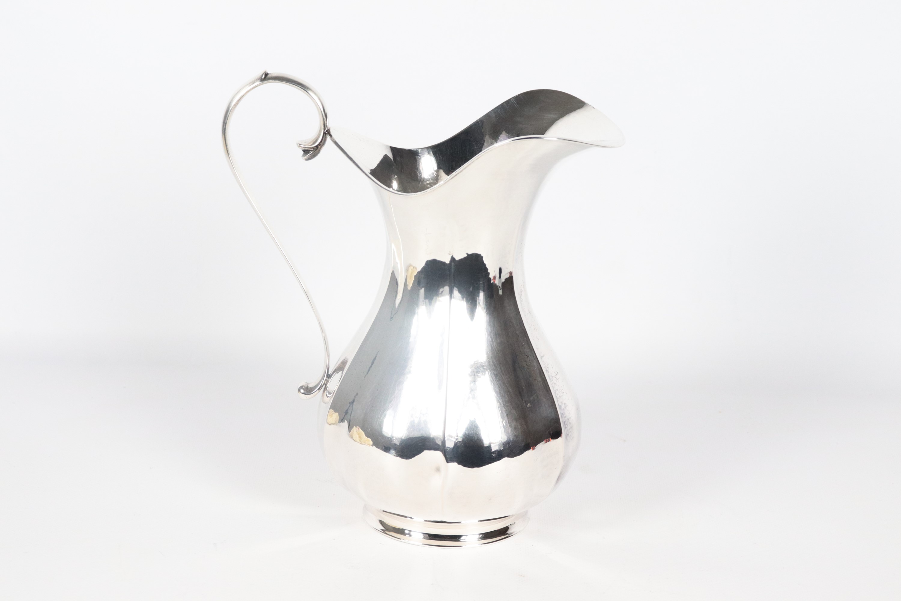 Brocca in argento martellato lavorato a mano, gr. 670