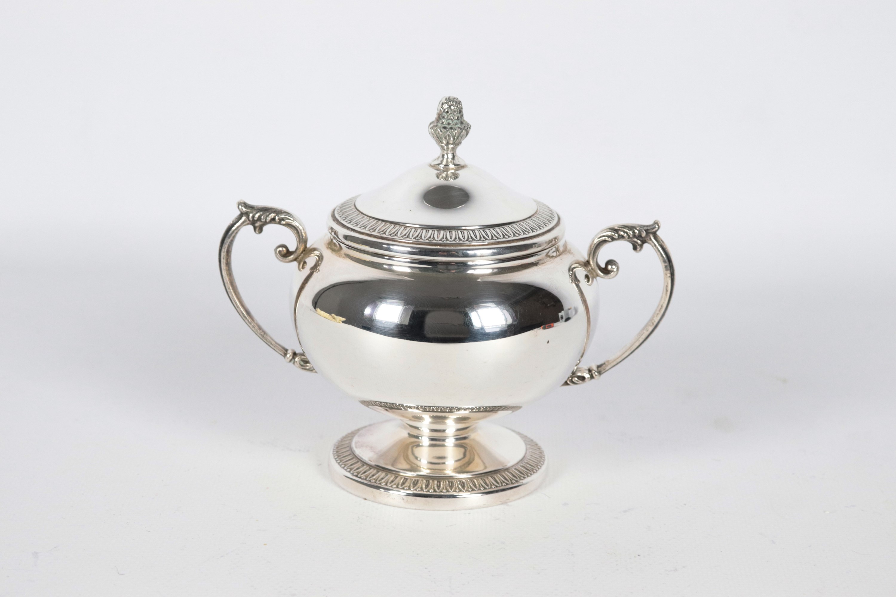 Zuccheriera a forma di anfora in argento, con manici ricurvi e pomo a forma di pigna, gr. 180