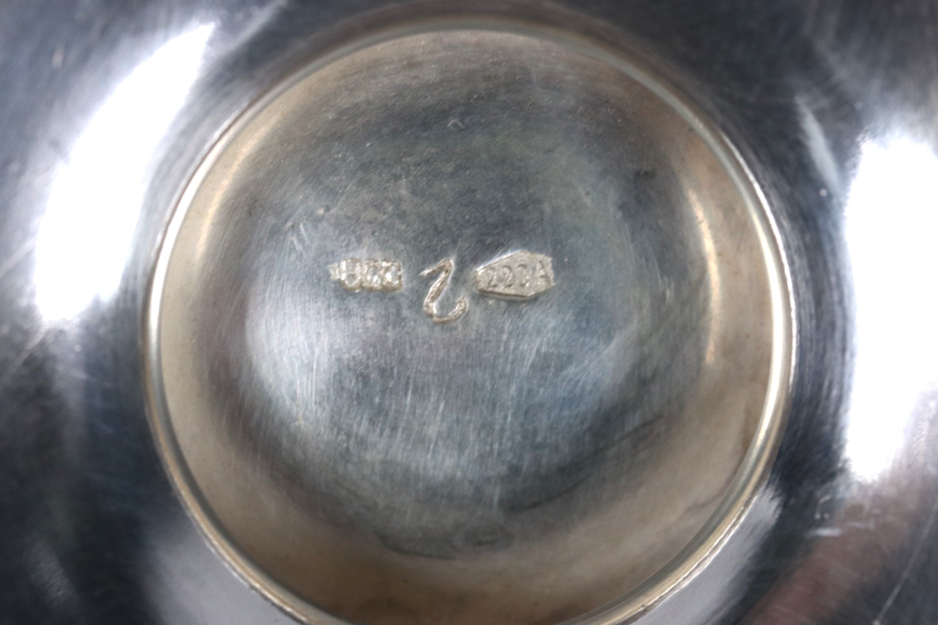 Zuccheriera a forma di anfora in argento, con manici ricurvi e pomo a forma di pigna, gr. 180