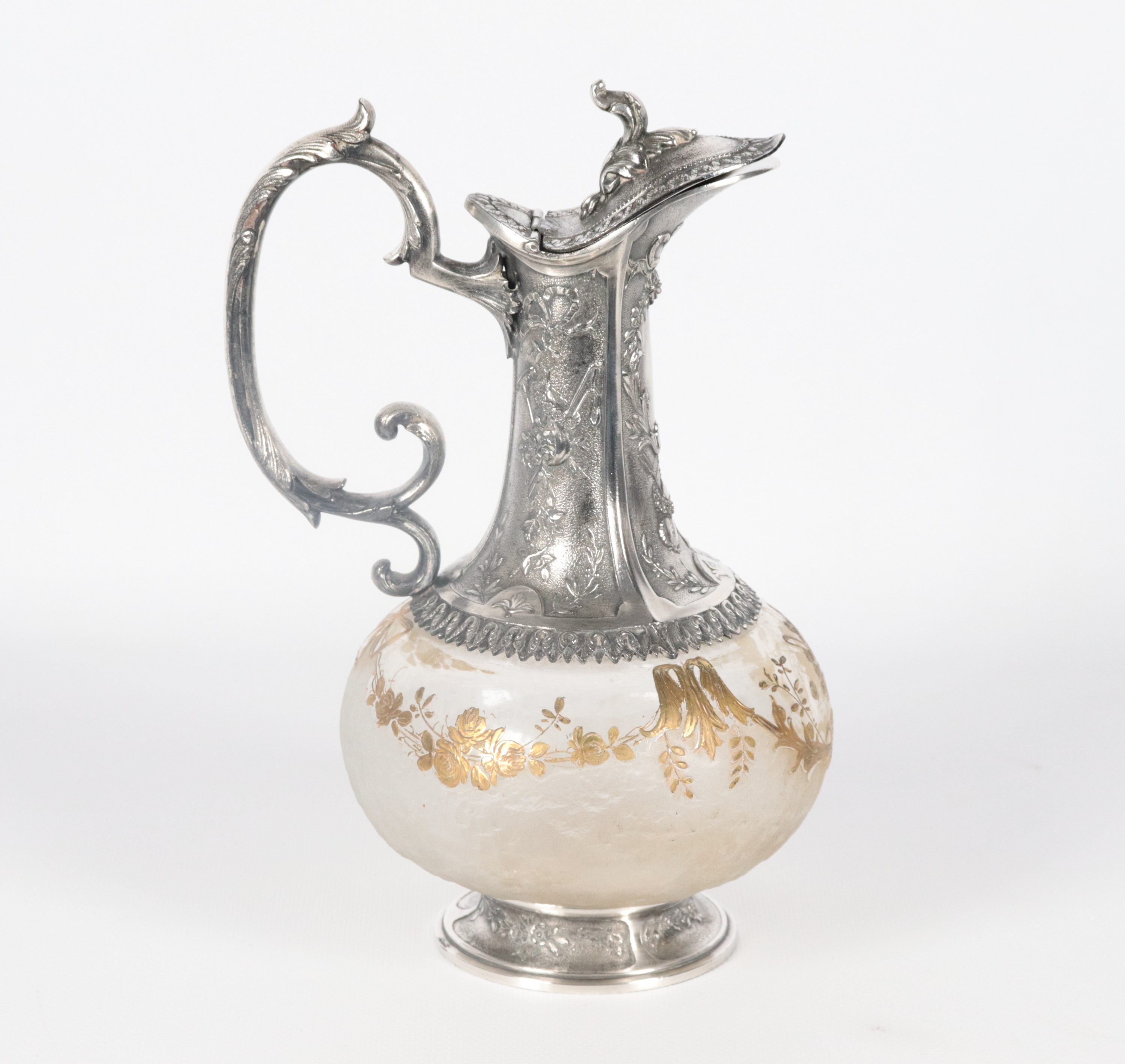 Brocca in cristallo decorato e metallo argentato, sbalzato e cesellato a motivi Luigi XVI