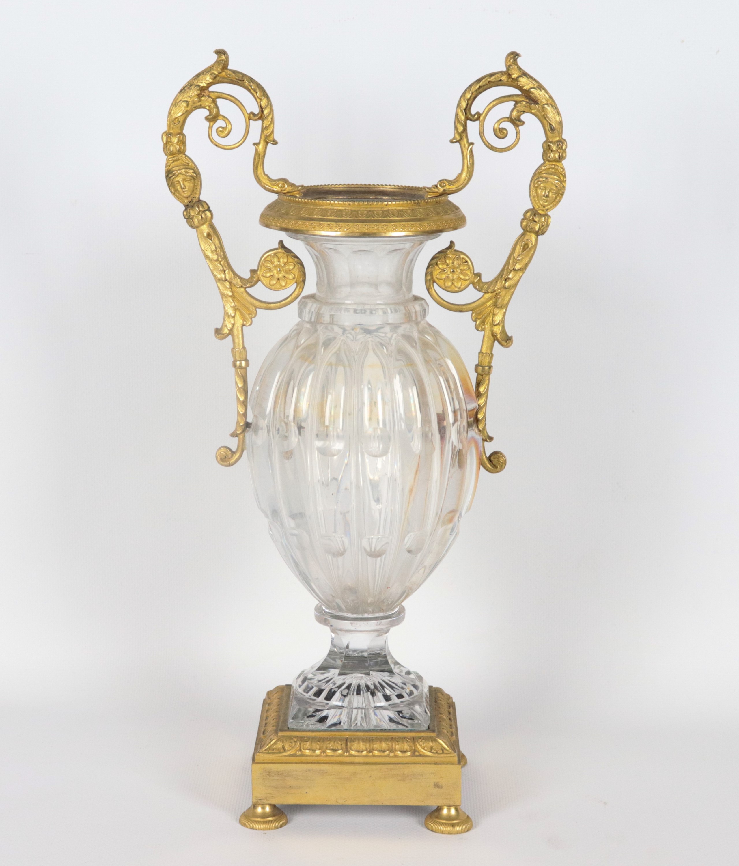 Anfora francese in cristallo e bronzo dorato, sbalzato e cesellato a motivi neoclassici Impero