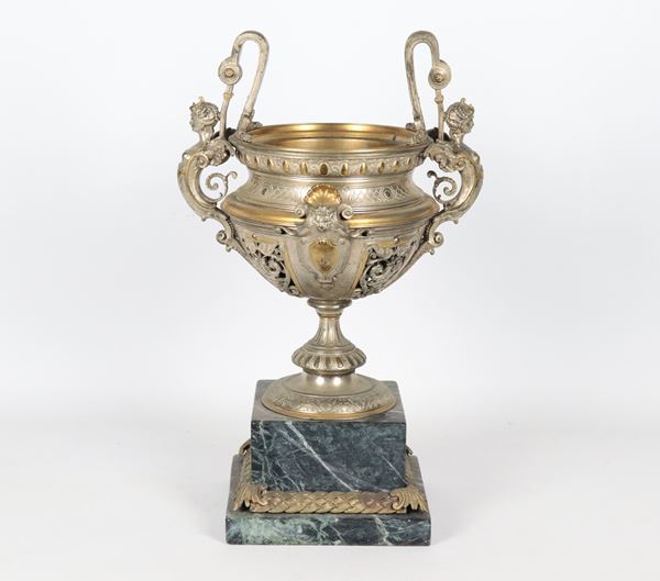 Antica anfora francese Napoleone III in bronzo dorato e argentato, cesellata e sbalzata a motivi di figure muliebri, stemmi e conchiglie, base quadrangolare in marmo