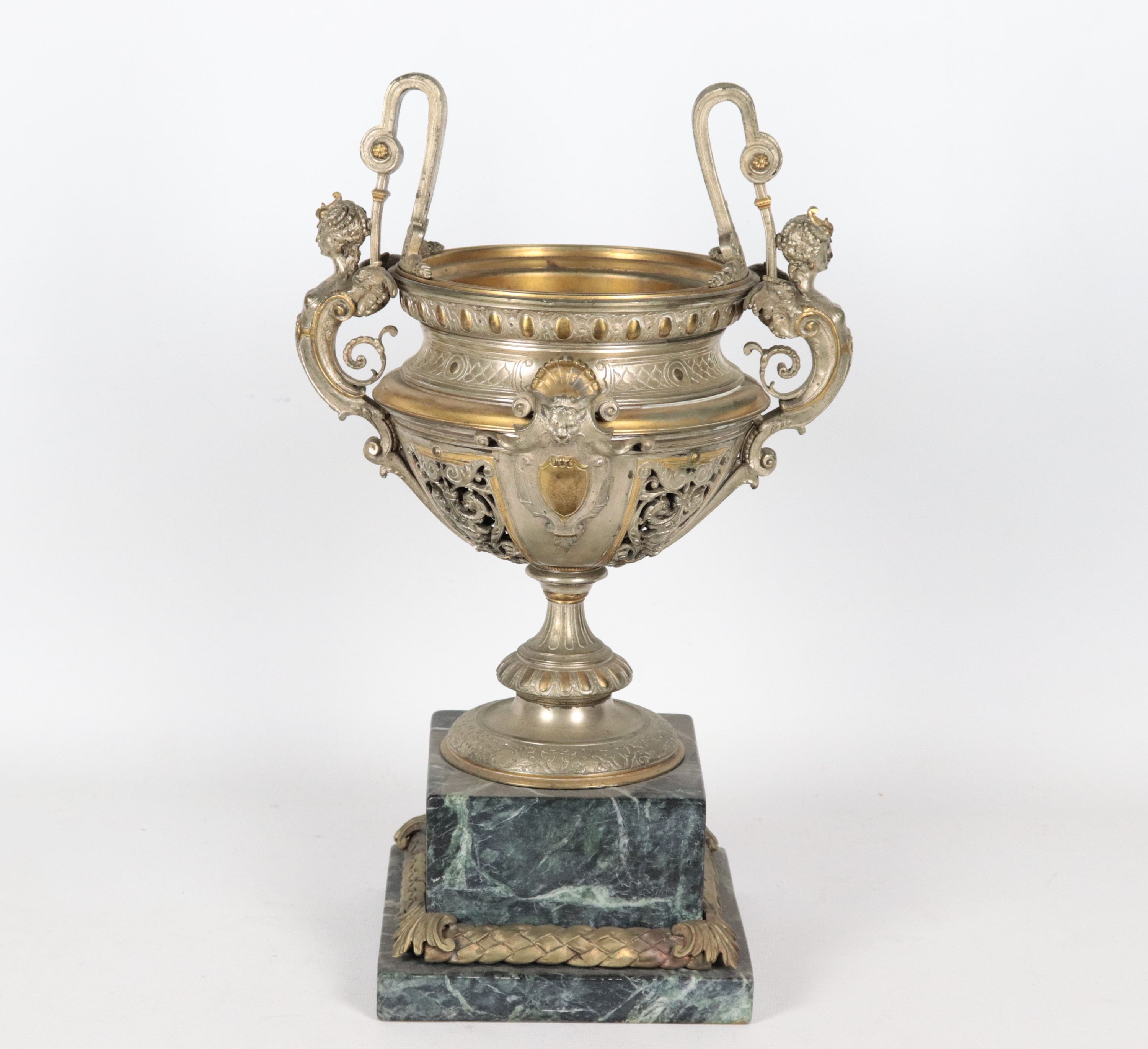 Antica anfora francese Napoleone III in bronzo dorato e argentato, cesellata e sbalzata a motivi ...