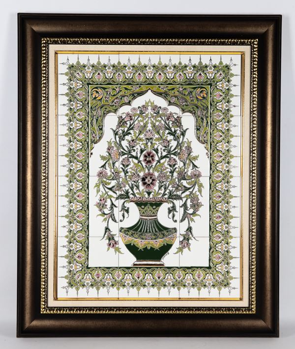 Grande mattonella persiana in ceramica smaltata bianca decorata con smalti policromi a motivi vegetali, cornice in legno e custodia in pelle
