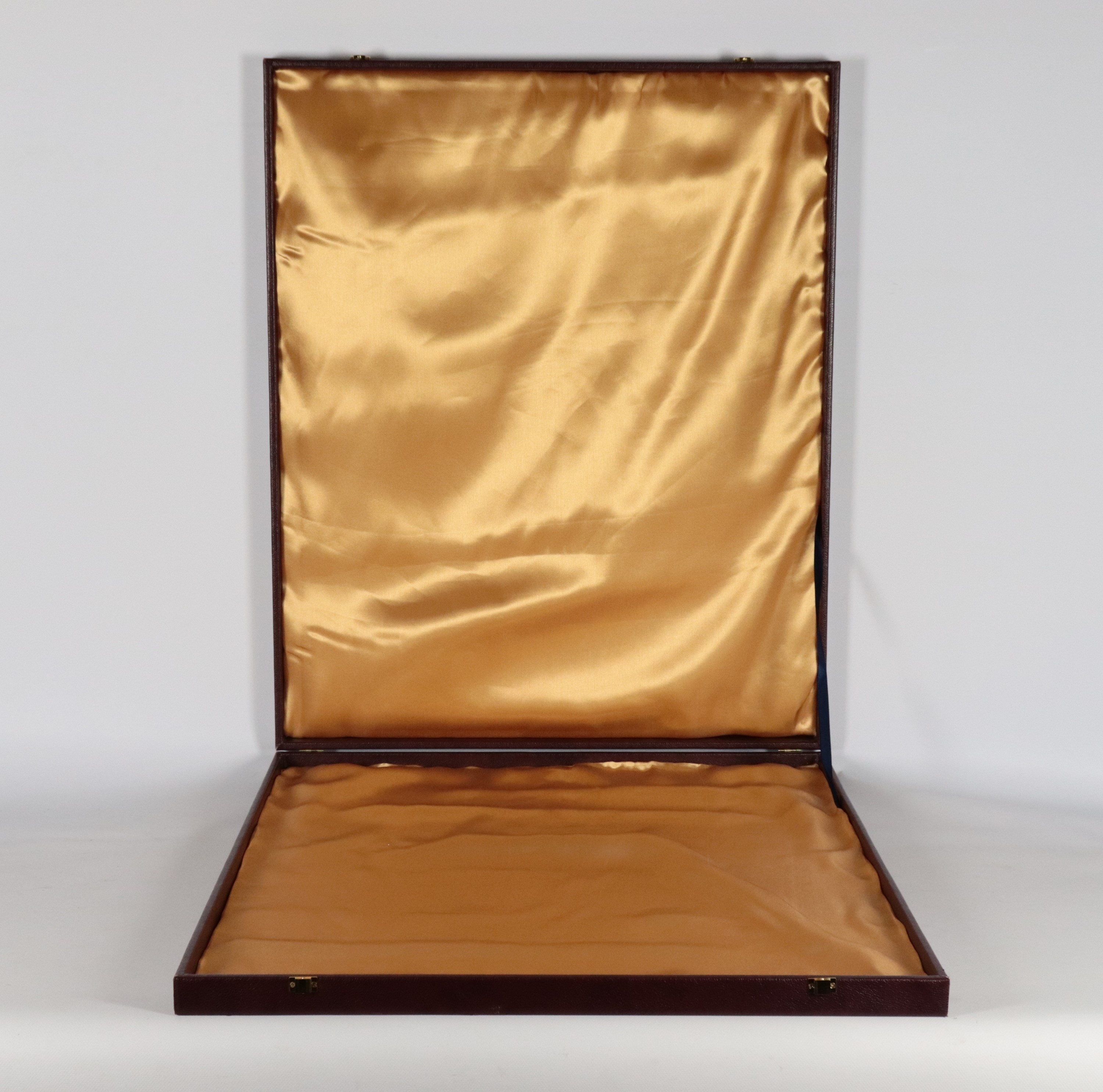 Grande mattonella persiana in ceramica smaltata bianca decorata con smalti policromi a motivi veg...