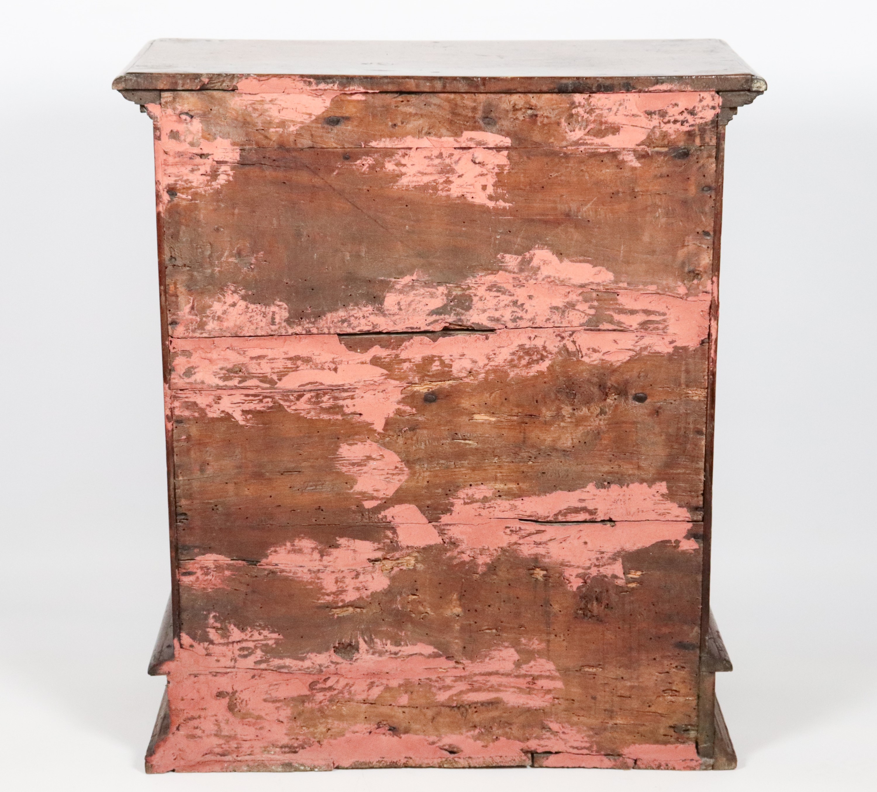 Antico comodino romano in noce, a quattro tiretti con bocchette in bronzo dorato e cesellato. Dif...