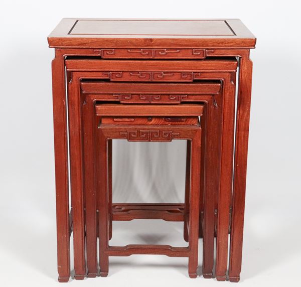 Nido di quattro tavolinetti cinesi in legno di rosewood