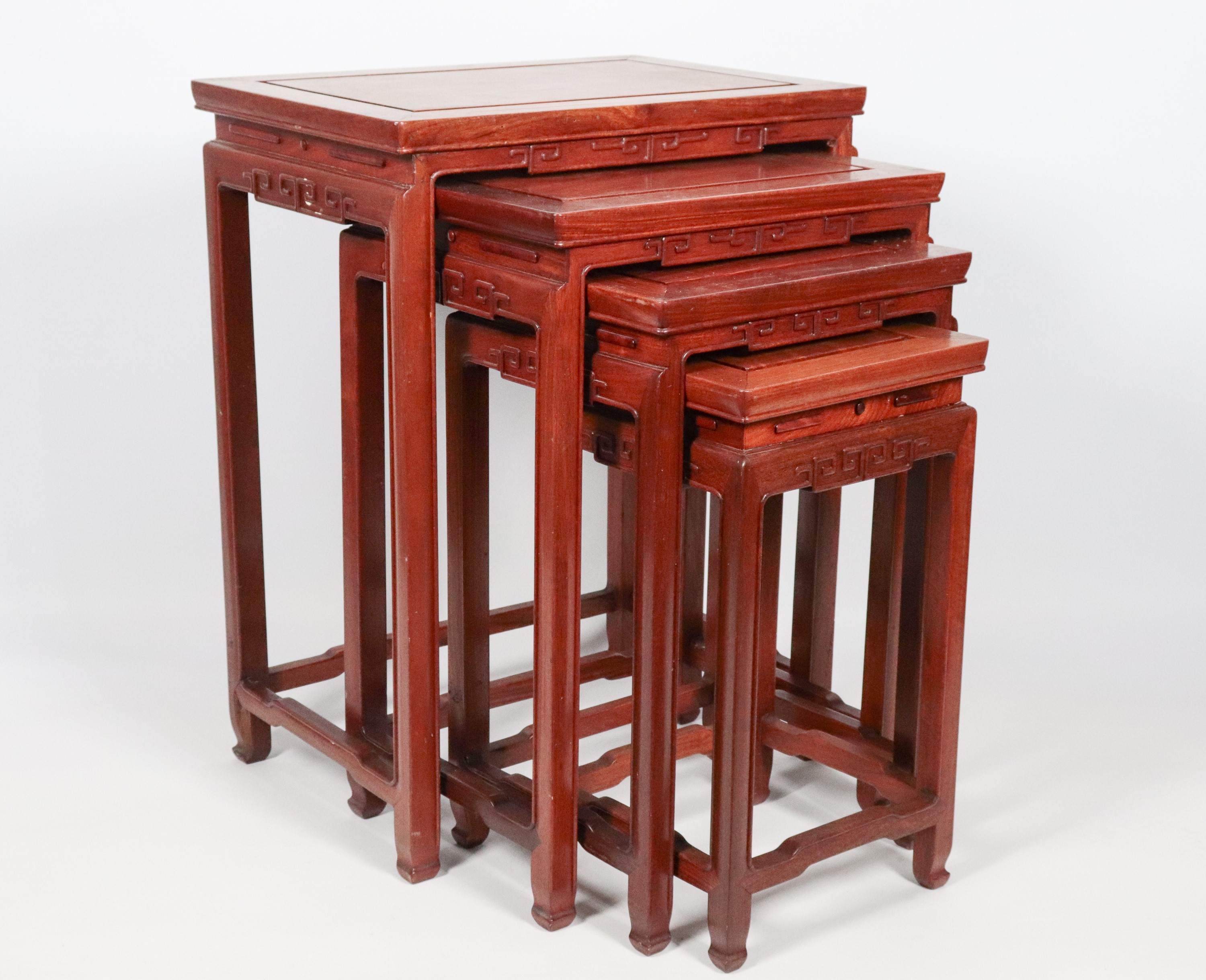 Nido di quattro tavolinetti cinesi in legno di rosewood