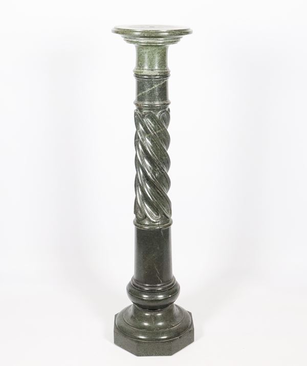 Colonna in marmo verde serpentino, con fusto lavorato a torchon