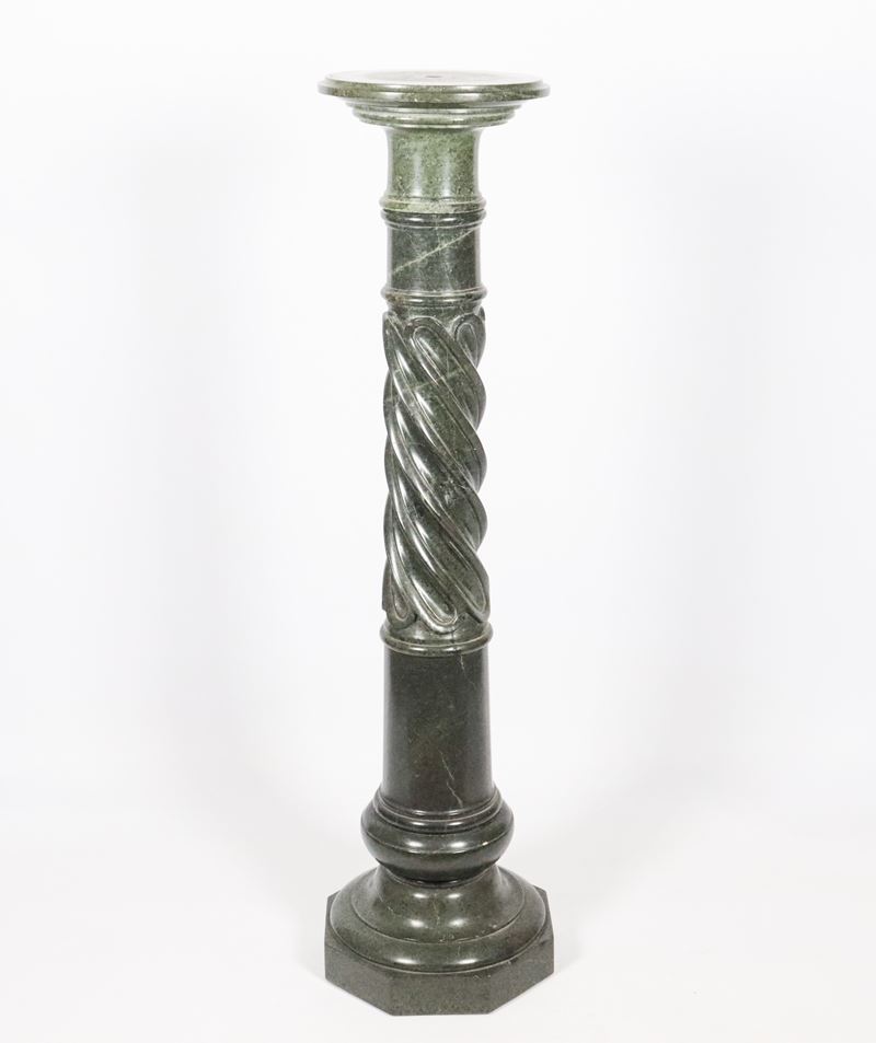 Colonna in marmo verde serpentino, con fusto lavorato a torchon