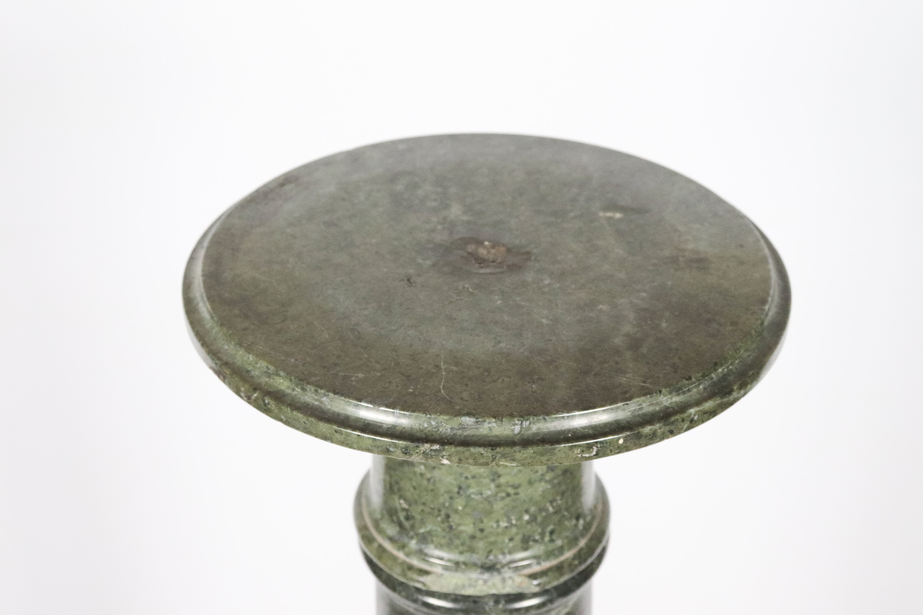 Colonna in marmo verde serpentino, con fusto lavorato a torchon