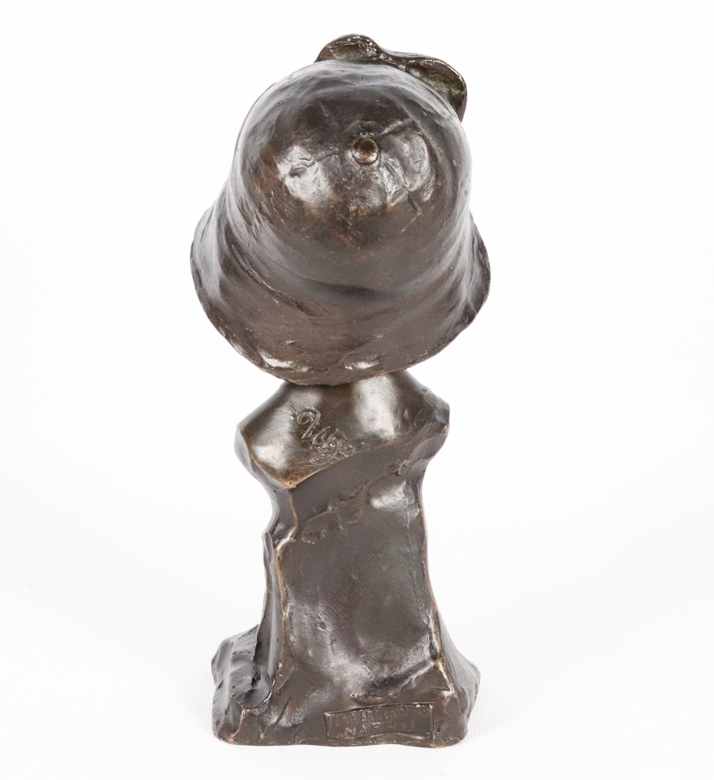 Firmato. "Bambina con cappellino", piccolo busto in bronzo di ottima fattura