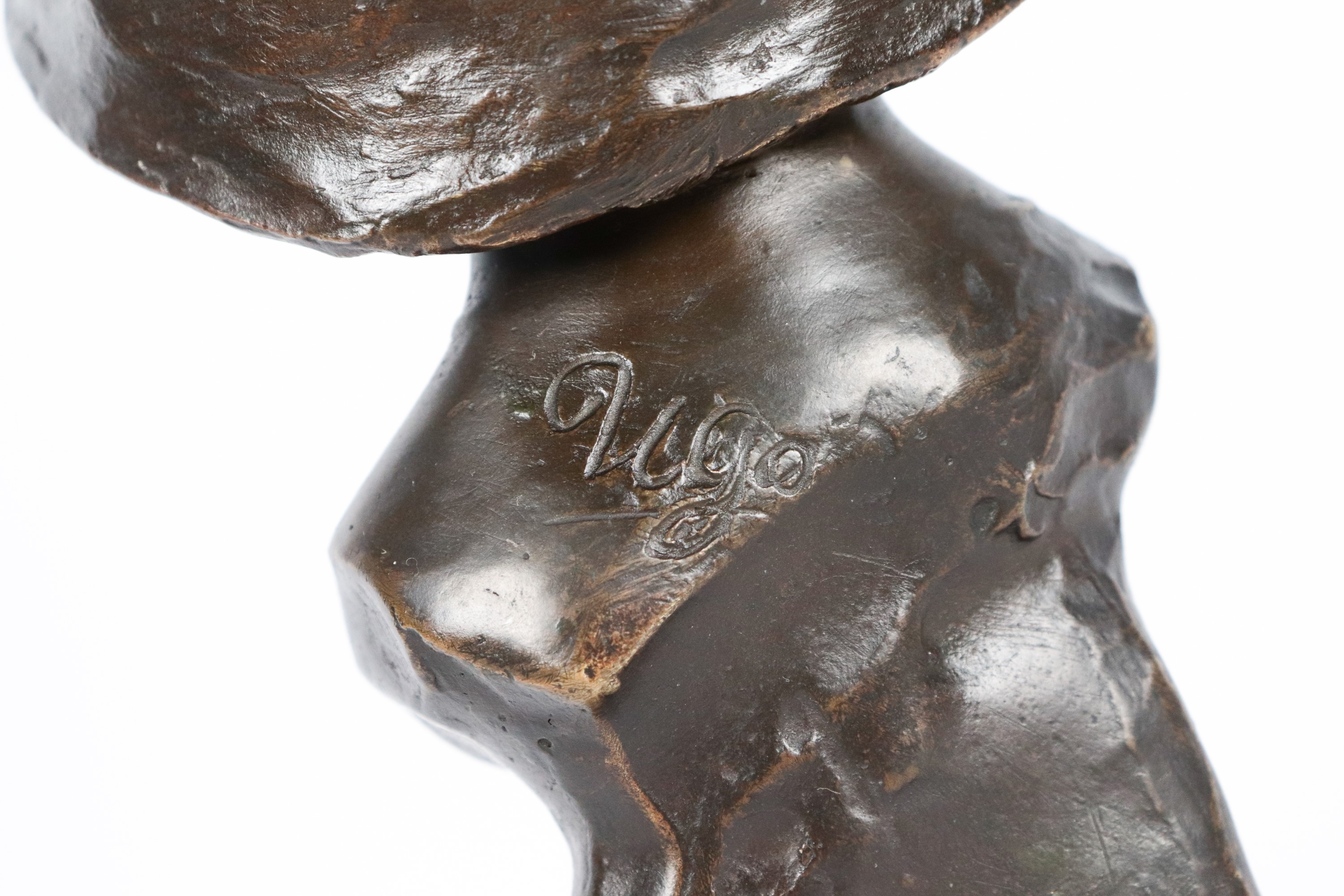 Firmato. "Bambina con cappellino", piccolo busto in bronzo di ottima fattura