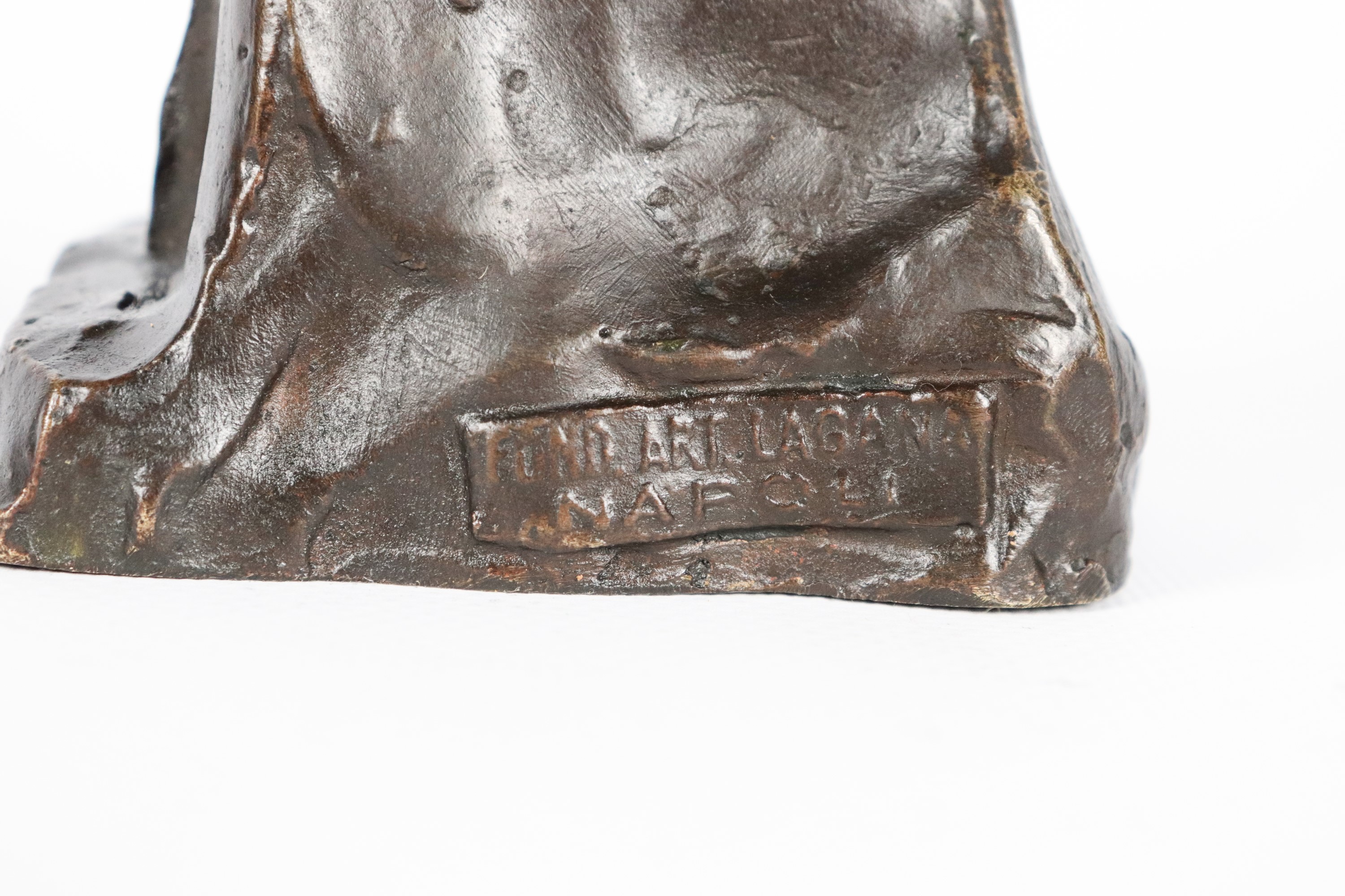Firmato. "Bambina con cappellino", piccolo busto in bronzo di ottima fattura