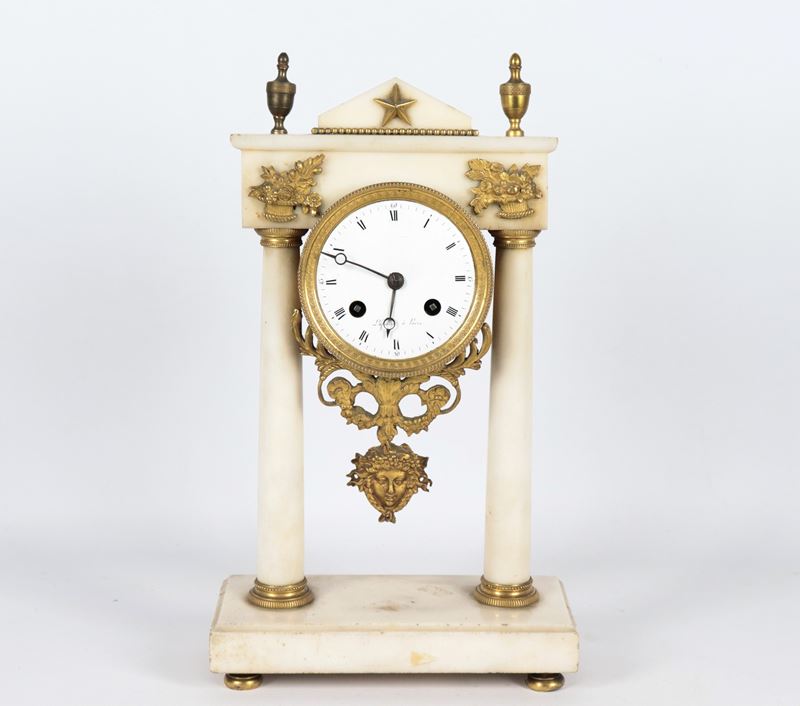 Antica pendola da tavolo francese Epoca Impero a forma di tempietto, in marmo bianco con guarnizi...