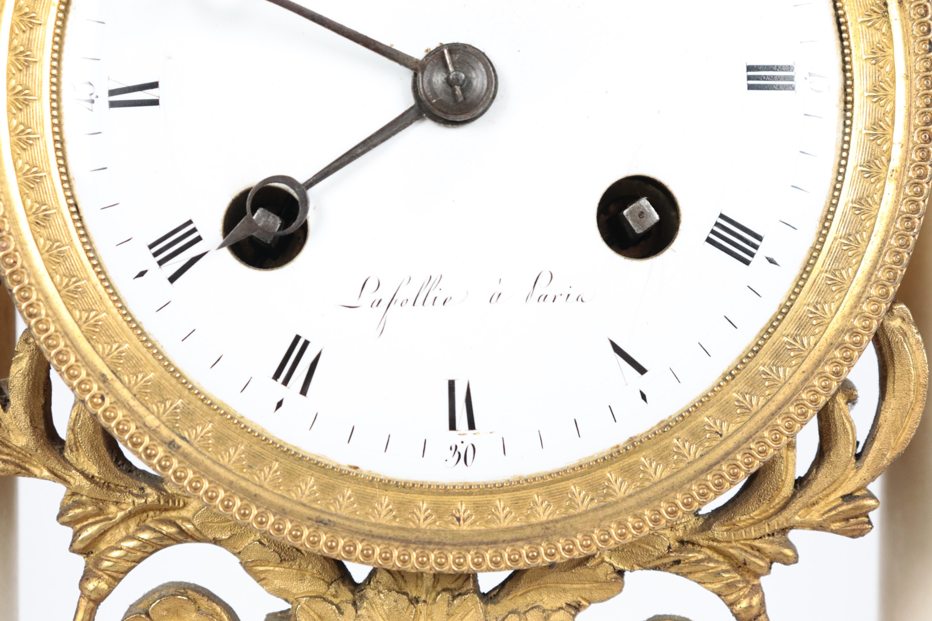 Antica pendola da tavolo francese Epoca Impero a forma di tempietto, in marmo bianco con guarnizi...