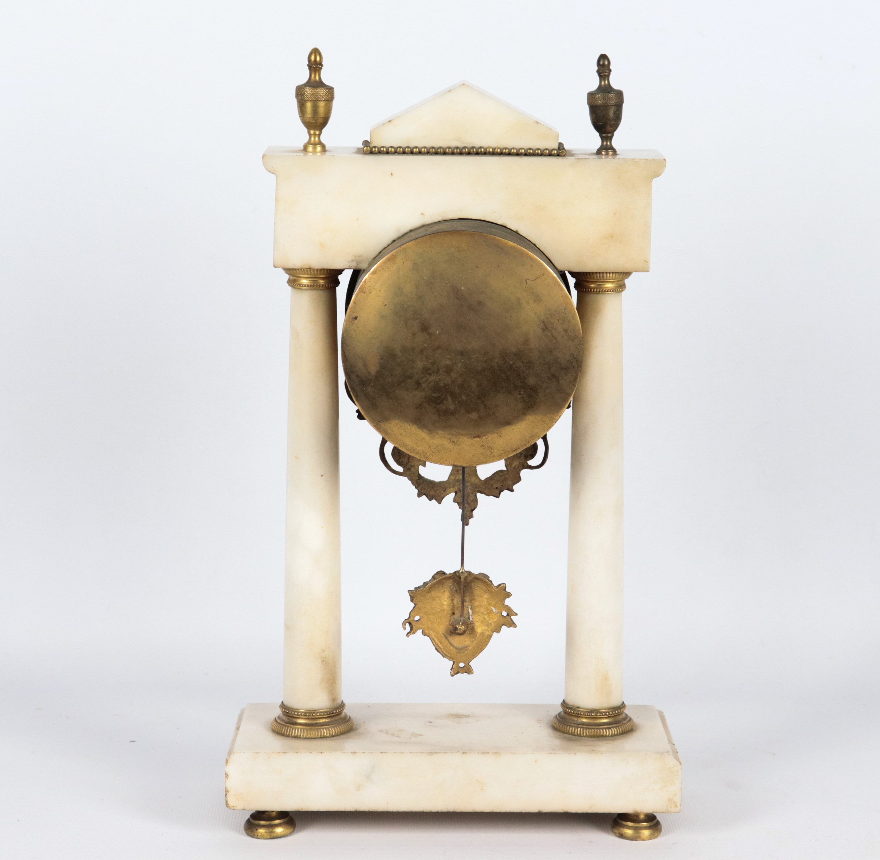 Antica pendola da tavolo francese Epoca Impero a forma di tempietto, in marmo bianco con guarnizi...