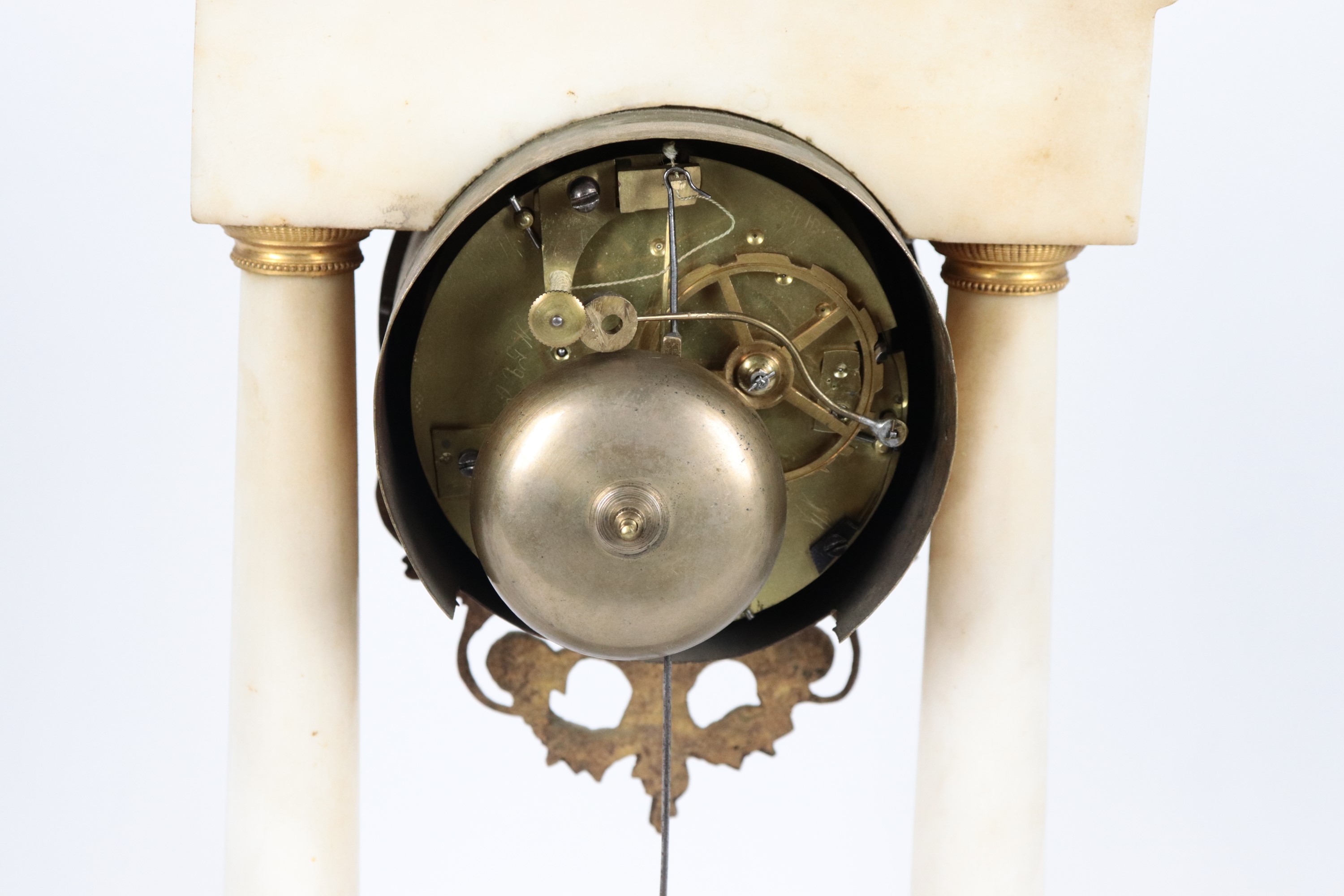 Antica pendola da tavolo francese Epoca Impero a forma di tempietto, in marmo bianco con guarnizi...