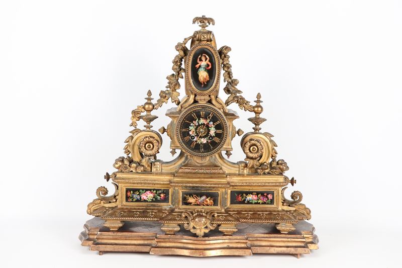 Antica pendola francese Luigi Filippo in bronzo dorato, sbalzato e cesellato, con placchette dipi...