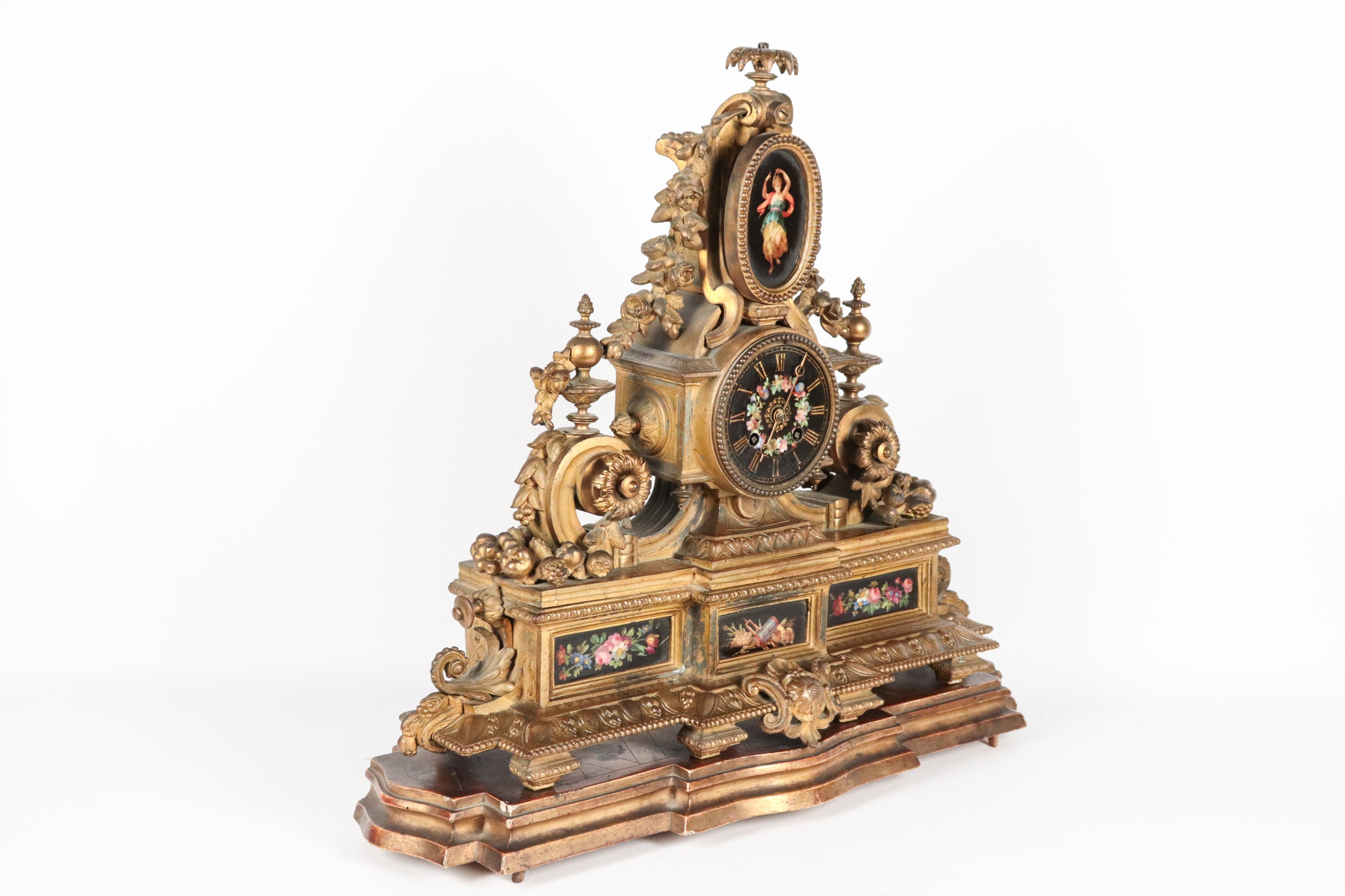 Antica pendola francese Luigi Filippo in bronzo dorato, sbalzato e cesellato, con placchette dipi...
