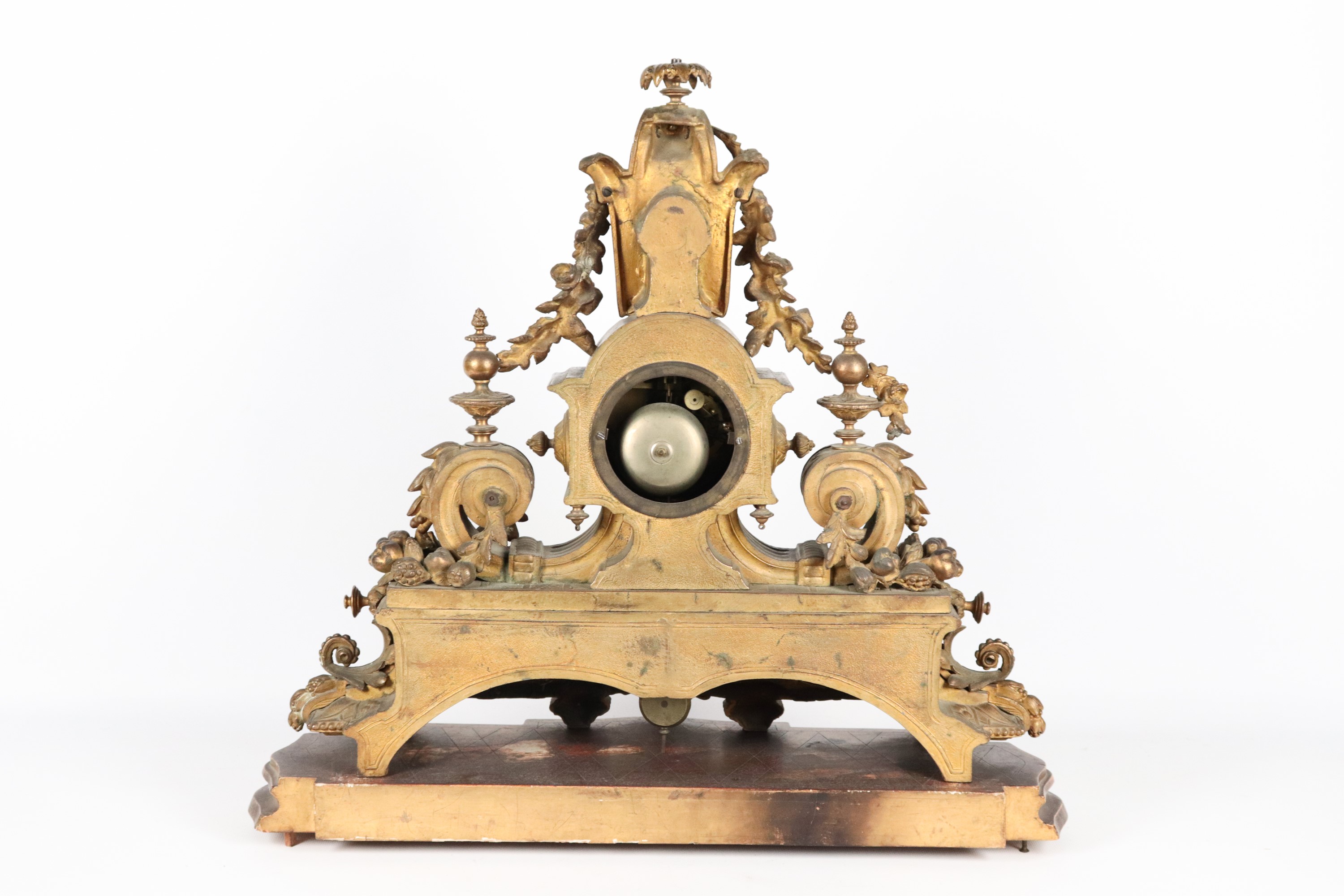 Antica pendola francese Luigi Filippo in bronzo dorato, sbalzato e cesellato, con placchette dipi...