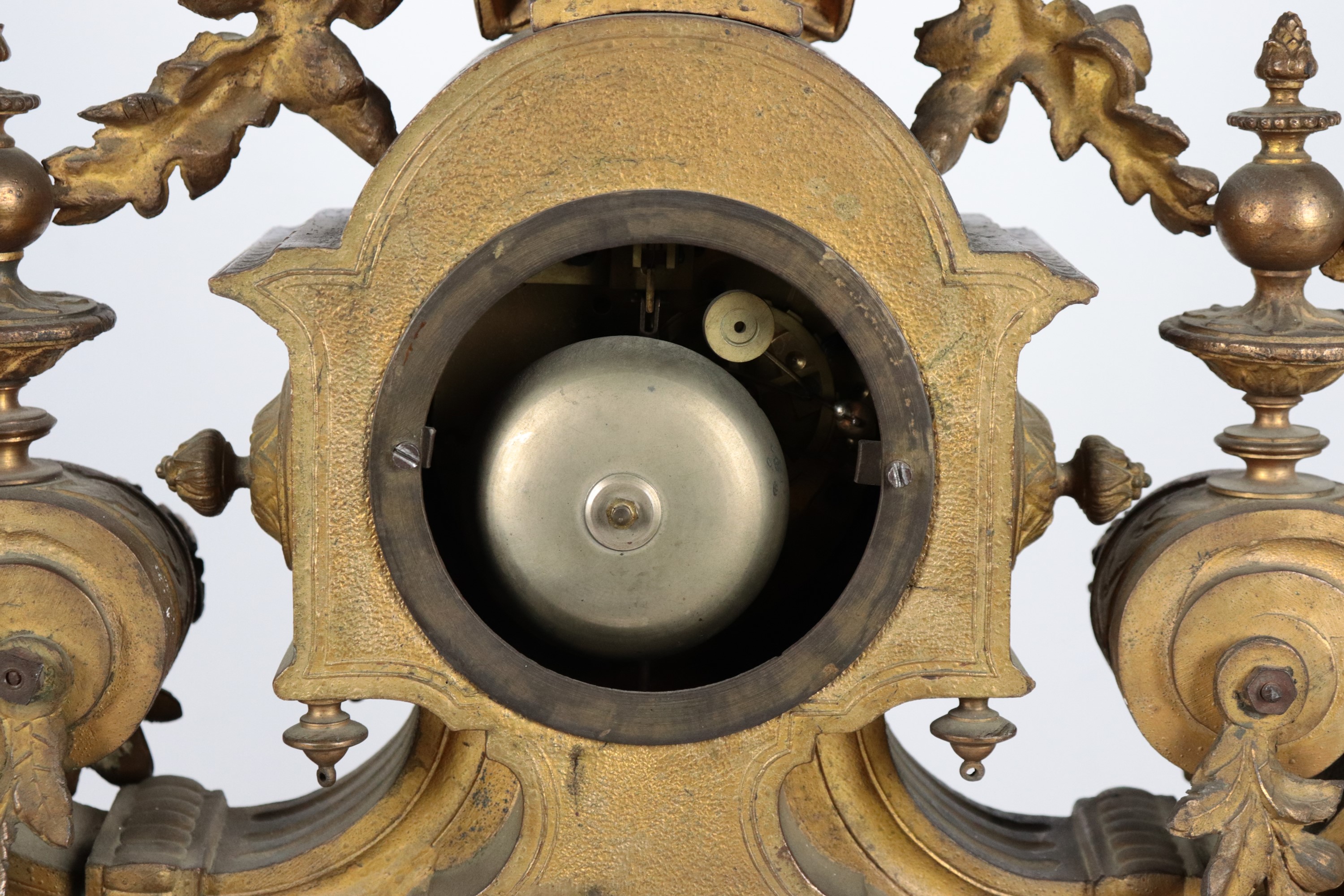 Antica pendola francese Luigi Filippo in bronzo dorato, sbalzato e cesellato, con placchette dipi...