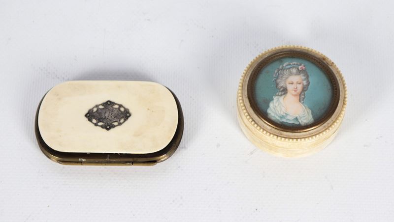 Antico lotto di una tabacchiera tonda con miniatura dipinta e firmata sul coperchio e un portamon...