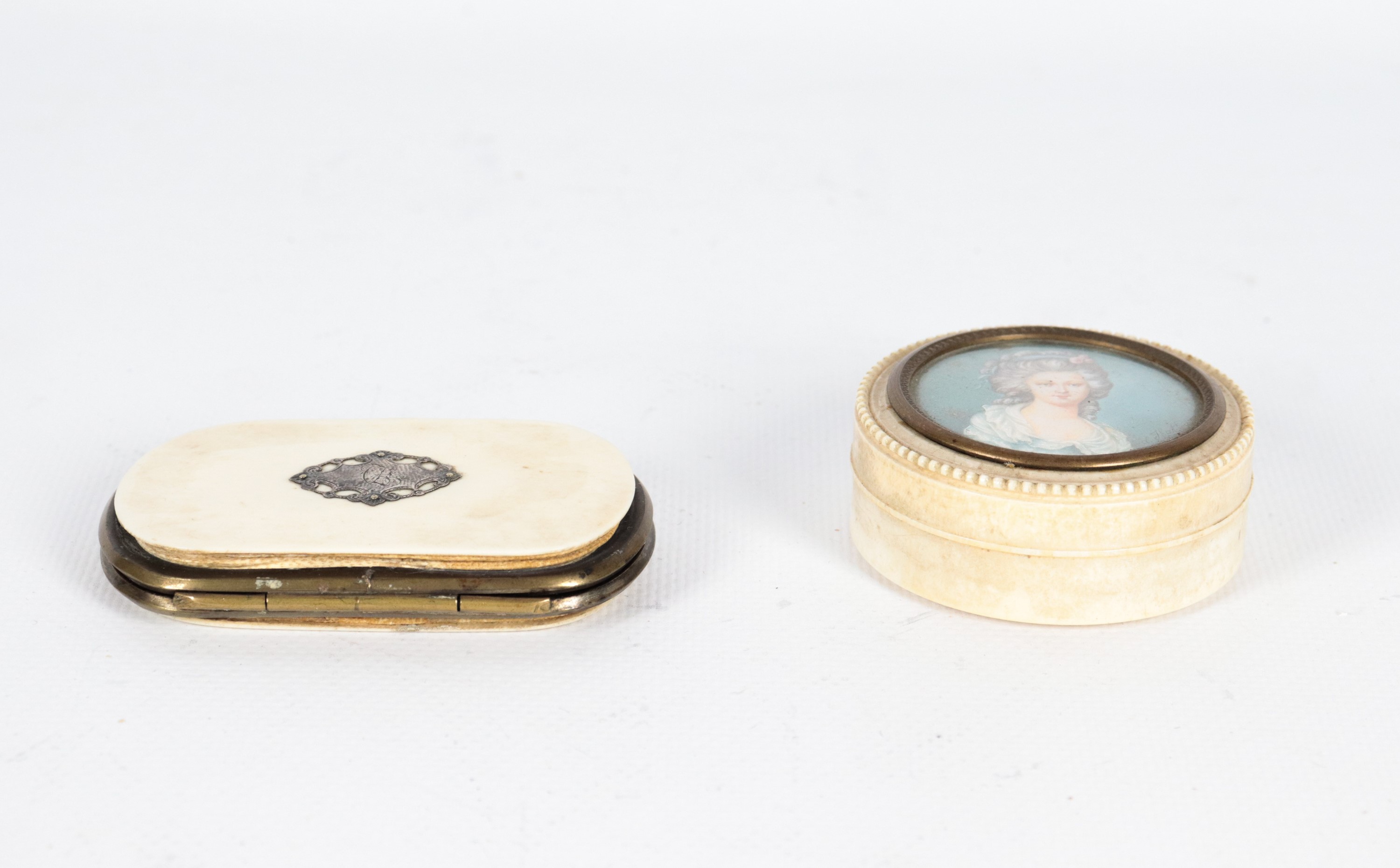 Antico lotto di una tabacchiera tonda con miniatura dipinta e firmata sul coperchio e un portamon...