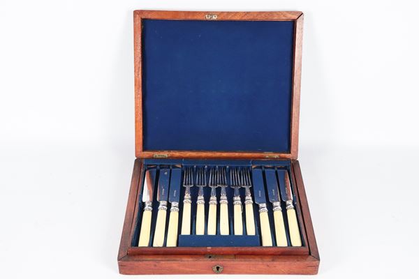Antico servizio di posatine da dolce inglese Epoca Vittoriana, in sheffield con manici in osso, composto da 12 forchette e 12 coltelli. Annesso astuccio originale in mogano (24 pz.)