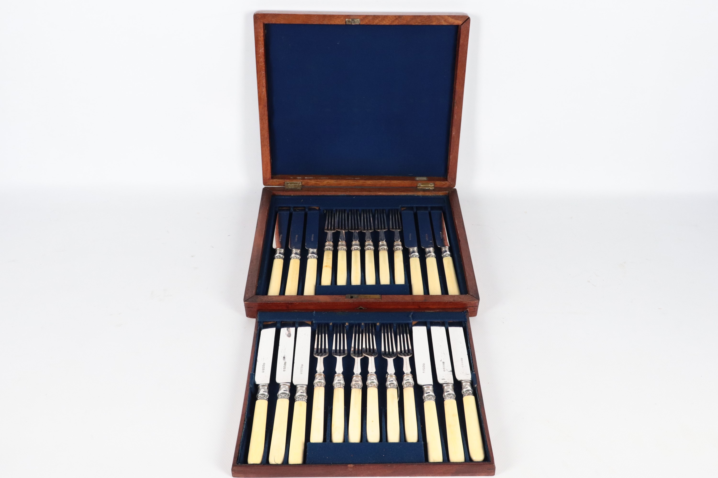 Antico servizio di posatine da dolce inglese Epoca Vittoriana, in sheffield con manici in osso, c...