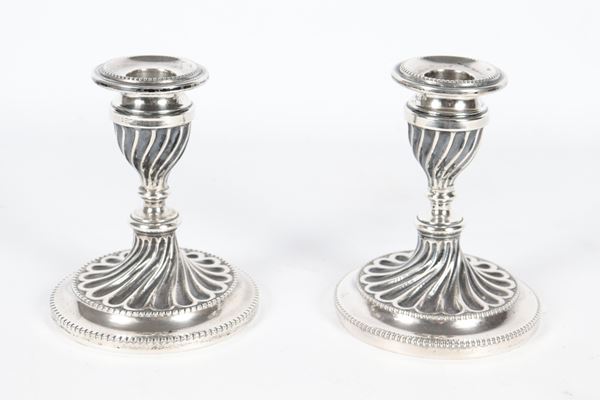 Pair of candle holders in chiseled and embossed silver, gr. 280