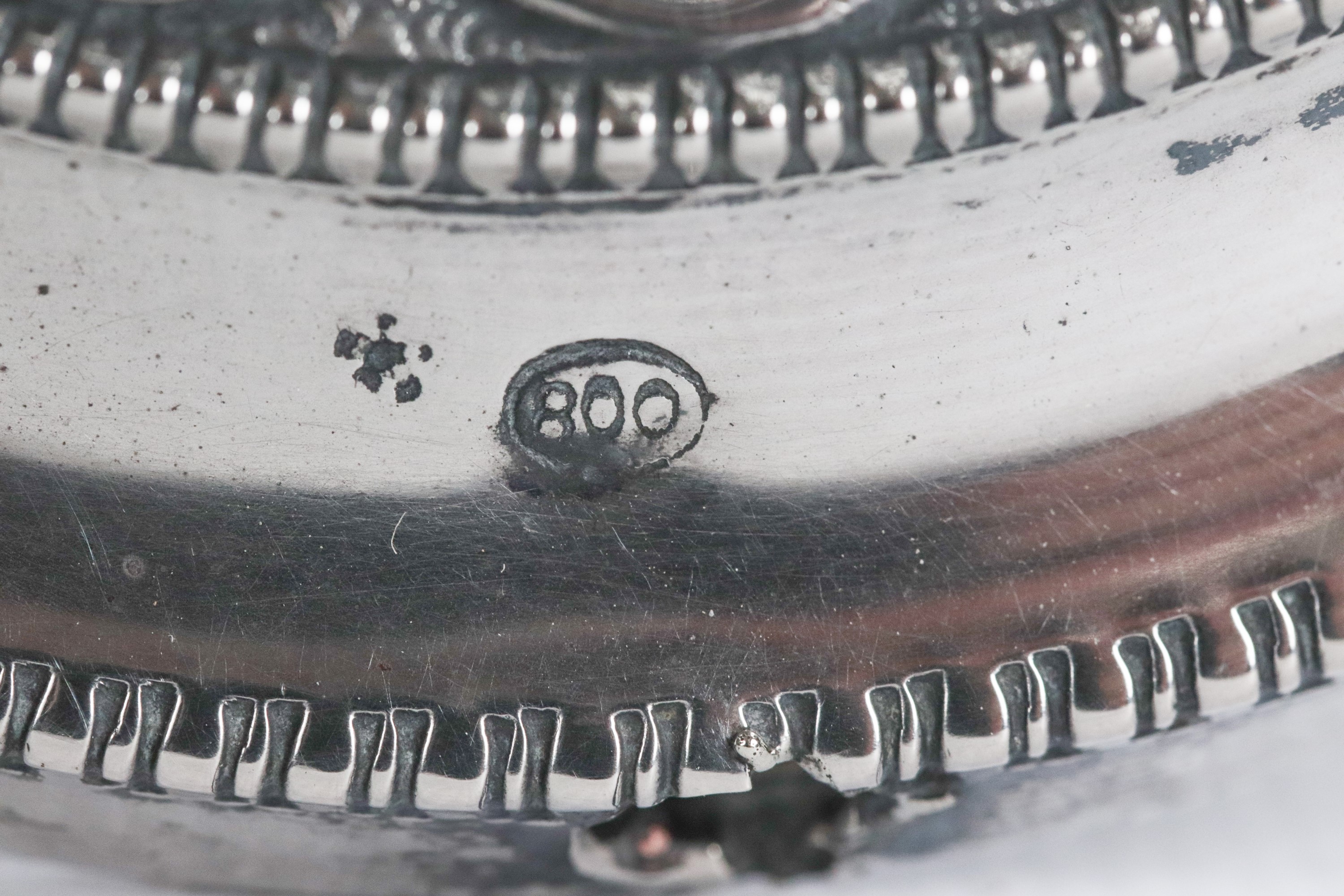 Coppia di portacandele in argento cesellato e sbalzato, gr. 280