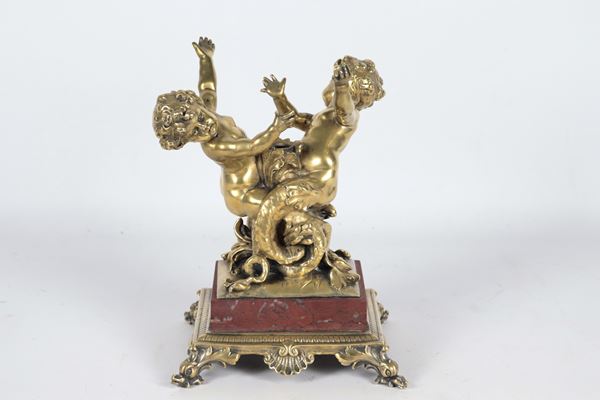 Antico centrotavola francese con portacandela, in bronzo dorato e cesellato e marmo rosso di Francia, con sculture di puttini e delfini